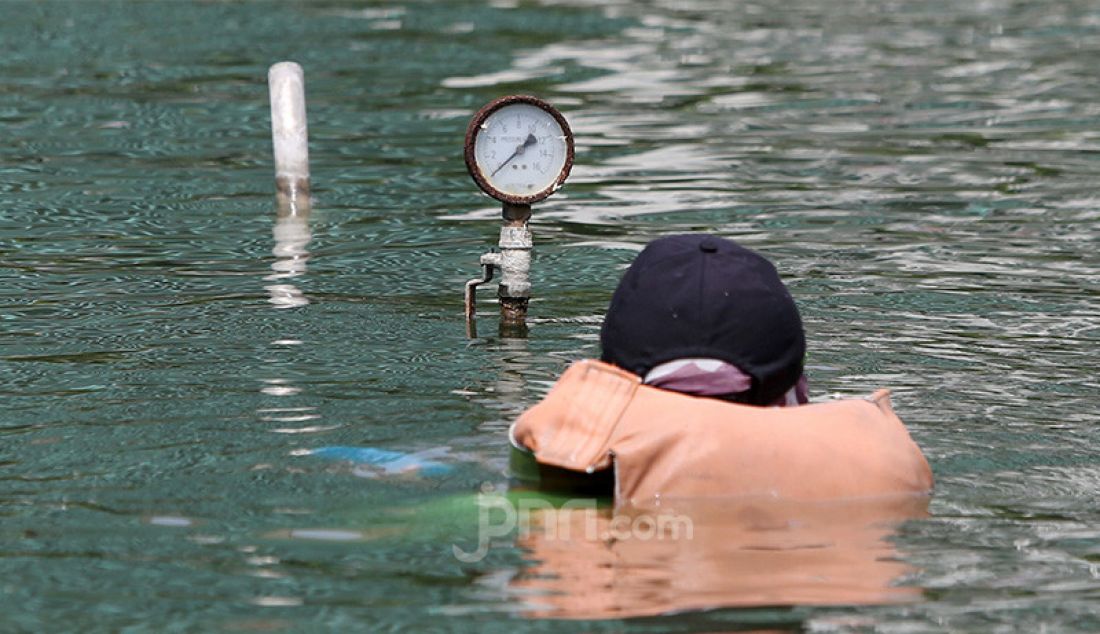 Petugas saat melakukan pemeliharaan rutin kolam air mancur Bundaran HI, Jakarta, Selasa (1/9). Pemeliharaan ini meliputi pembersihan pipa, lampu, pompa air, nozzle dan lantai kolam. - JPNN.com