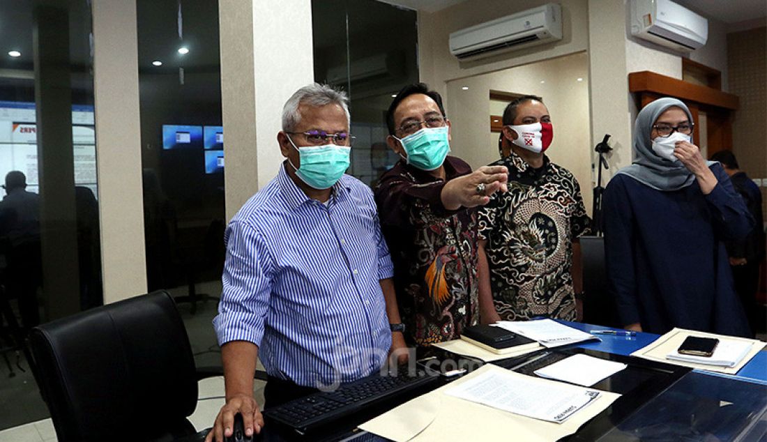 Ketua KPU Arief Budiman bersama komisioner lainnya, I Dewa Kade Wiarsa Raka Sandi, Viryan dan Evi Novida Ginting Manik saat mempersiapkan data parpol yang sudah tervalidasi untuk Pilkada Serentak 2020 di Kantor KPU, Jakarta, Selasa (1/9). Komisi Pemilihan Umum (KPU) menetapkan pendaftaran pasangan calon Pilkada 2020 pada 4-6 September 2020. - JPNN.com