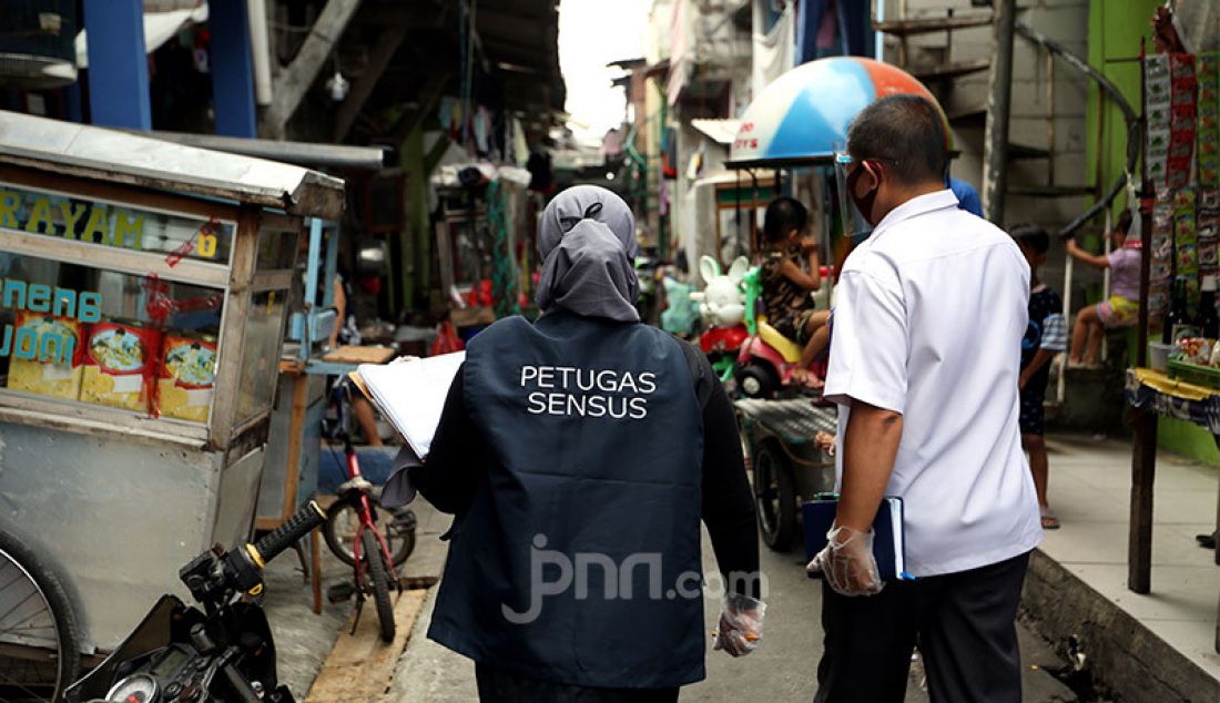 Petugas BPS menggunakan masker dan pelindung wajah melakukan Sensus Penduduk di Kelurahan Pademangan Barat, Jakarta Utara, Rabu (2/9). Pelaksanaan sensus penduduk dilakukan tanpa pengisian kuesioner, hanya melalui wawancara dengan berbekal data hasil sensus penduduk online dan data Disdukcapil Provinsi Jakarta. - JPNN.com