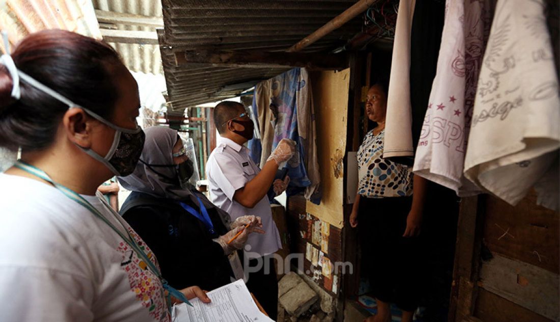 Petugas BPS menggunakan masker dan pelindung wajah melakukan Sensus Penduduk di Kelurahan Pademangan Barat, Jakarta Utara, Rabu (2/9). Pelaksanaan sensus penduduk dilakukan tanpa pengisian kuesioner, hanya melalui wawancara dengan berbekal data hasil sensus penduduk online dan data Disdukcapil Provinsi Jakarta. - JPNN.com