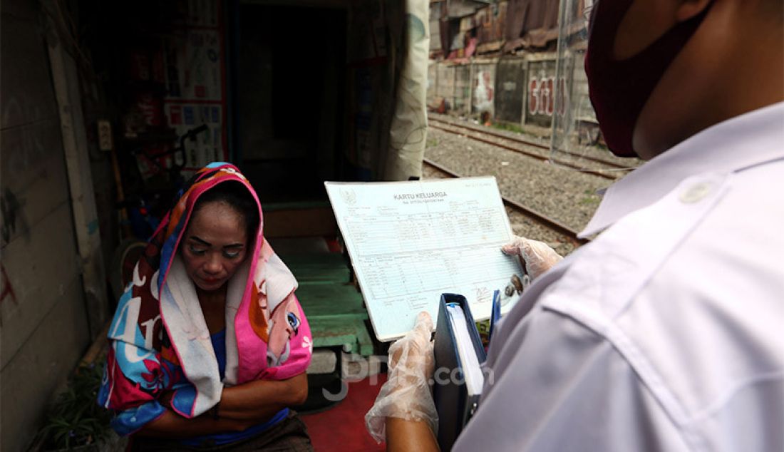 Petugas BPS menggunakan masker dan pelindung wajah melakukan Sensus Penduduk di Kelurahan Pademangan Barat, Jakarta Utara, Rabu (2/9). Pelaksanaan sensus penduduk dilakukan tanpa pengisian kuesioner, hanya melalui wawancara dengan berbekal data hasil sensus penduduk online dan data Disdukcapil Provinsi Jakarta. - JPNN.com