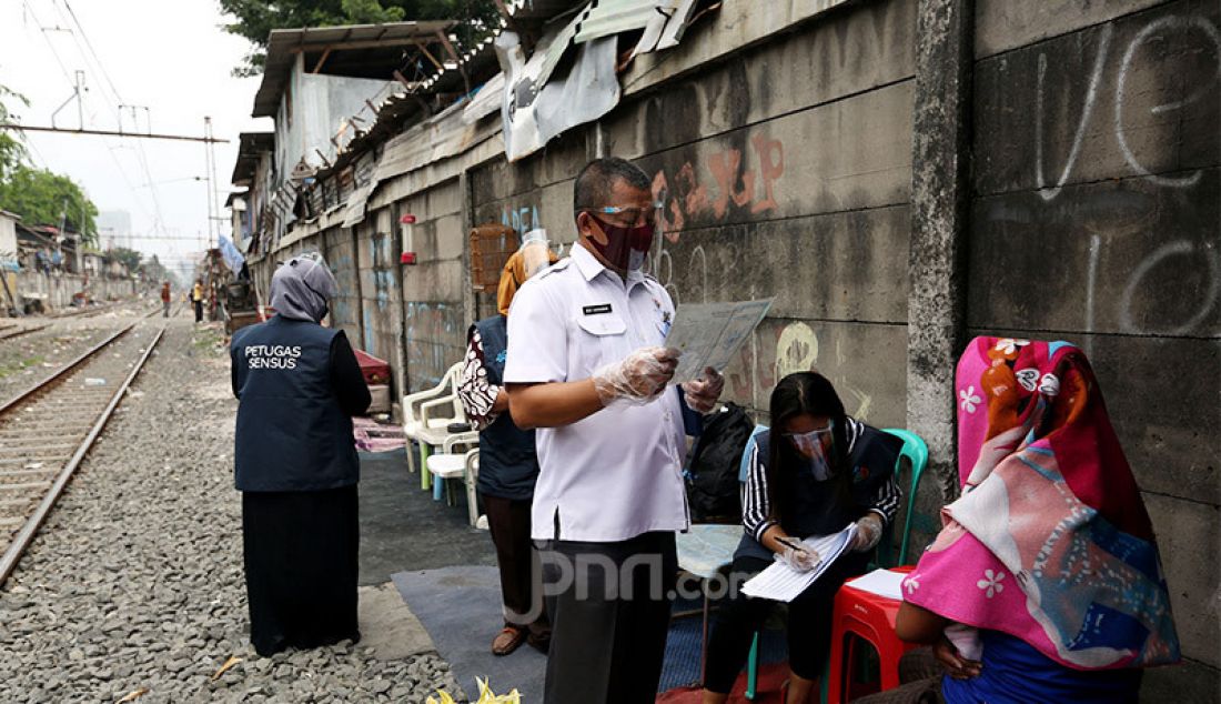 Petugas BPS menggunakan masker dan pelindung wajah melakukan Sensus Penduduk di Kelurahan Pademangan Barat, Jakarta Utara, Rabu (2/9). Pelaksanaan sensus penduduk dilakukan tanpa pengisian kuesioner, hanya melalui wawancara dengan berbekal data hasil sensus penduduk online dan data Disdukcapil Provinsi Jakarta. - JPNN.com