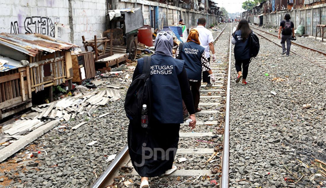 Petugas BPS menggunakan masker dan pelindung wajah melakukan Sensus Penduduk di Kelurahan Pademangan Barat, Jakarta Utara, Rabu (2/9). Pelaksanaan sensus penduduk dilakukan tanpa pengisian kuesioner, hanya melalui wawancara dengan berbekal data hasil sensus penduduk online dan data Disdukcapil Provinsi Jakarta. - JPNN.com