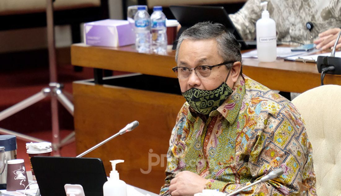 Gubernur BI, Perry Warjiyo mengikuti rapat kerja dengan Komisi XI DPR, Jakarta, Rabu (2/9). Rapat ini membahas asumsi dasar dalam RAPBN Tahun 2021. - JPNN.com