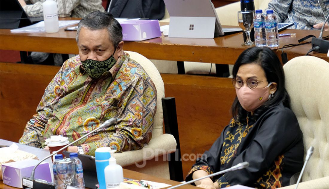 Menteri Keuangan (Menkeu) Sri Mulyani bersama Gubernur BI, Perry Warjiyo mengikuti rapat kerja dengan Komisi XI DPR, Jakarta, Rabu (2/9). Rapat ini membahas asumsi dasar dalam RAPBN Tahun 2021. - JPNN.com