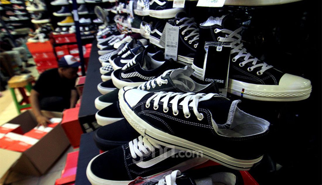 Pegawai menata sepatu impor dari Vietnam dan China yang dipajang di salah satu toko sepatu, Jakarta, Rabu (2/9). Kementerian Perdagangan menerbitkan Peraturan Menteri Perdagangan (Permendag) Nomor 68 Tahun 2020 untuk menekan laju impor alas kaki dan barang konsumsi lainnya yang meningkat sebesar 50,64 persen pada Mei hingga Juni tahun 2020. - JPNN.com