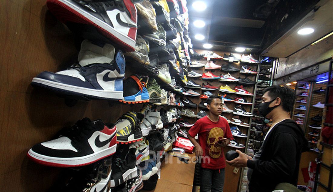 Pengunjung saat melihat-lihat sepatu impor dari Vietnam dan China yang dipajang di salah satu toko sepatu, Jakarta, Rabu (2/9). Kementerian Perdagangan menerbitkan Peraturan Menteri Perdagangan (Permendag) Nomor 68 Tahun 2020 untuk menekan laju impor alas kaki dan barang konsumsi lainnya yang meningkat sebesar 50,64 persen pada Mei hingga Juni tahun 2020. - JPNN.com