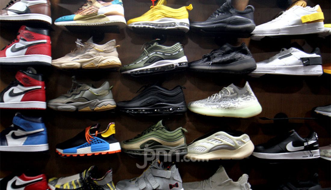 Sepatu impor dari Vietnam dan China yang dipajang di salah satu toko sepatu, Jakarta, Rabu (2/9). Kementerian Perdagangan menerbitkan Peraturan Menteri Perdagangan (Permendag) Nomor 68 Tahun 2020 untuk menekan laju impor alas kaki dan barang konsumsi lainnya yang meningkat sebesar 50,64 persen pada Mei hingga Juni tahun 2020. - JPNN.com