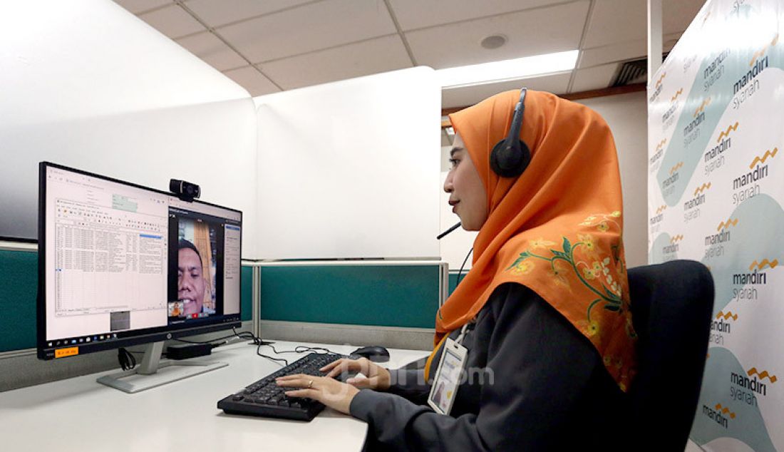 Pegawai Mandiri Syariah tengah melayani nasabah membuka rekening baru secara online pada Hari Pelanggan Nasional 2020 di digital branch Wisma Mandiri, Thamrin, Jakarta, (3/9). - JPNN.com