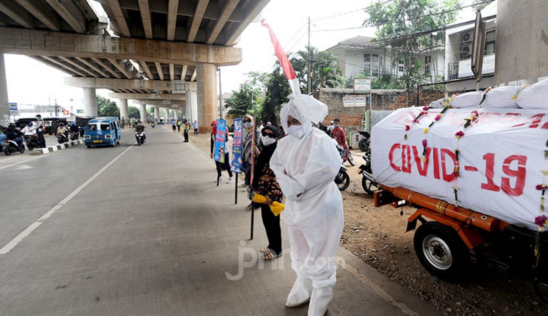 Petugas mengenakan kostum pocong di kawasan Andara, Jakarta selatan, Kamis (3/9). Hal ini dilakukan dalam rangka untuk mengimbau masyarakat agar disiplin mematuhi protokol kesehatan. - JPNN.com