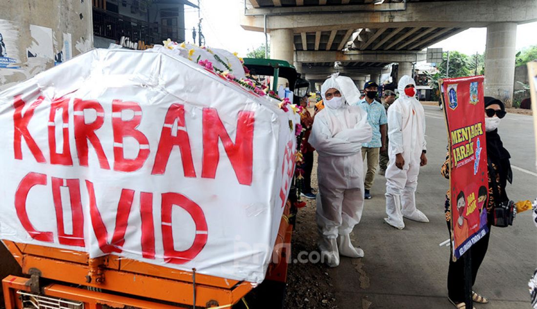 Petugas mengenakan kostum pocong di kawasan Andara, Jakarta selatan, Kamis (3/9). Hal ini dilakukan dalam rangka untuk mengimbau masyarakat agar disiplin mematuhi protokol kesehatan. - JPNN.com