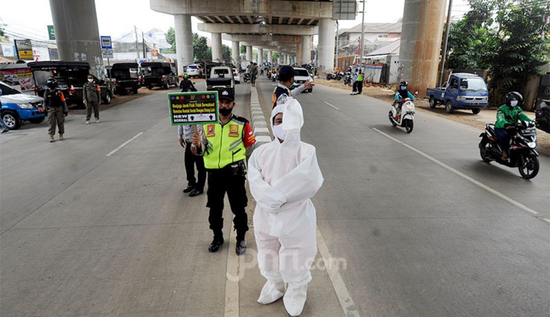 Petugas mengenakan kostum pocong di kawasan Andara, Jakarta selatan, Kamis (3/9). Hal ini dilakukan dalam rangka untuk mengimbau masyarakat agar disiplin mematuhi protokol kesehatan. - JPNN.com