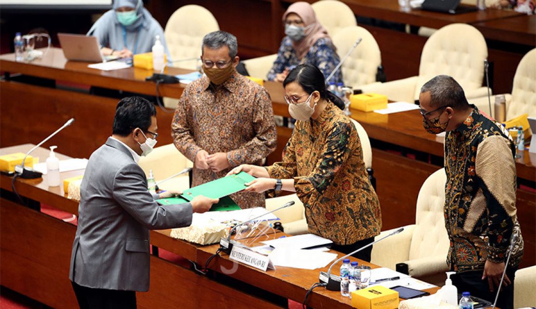 Menteri Keuangan (Menkeu) Sri Mulyani mengikuti rapat kerja Komisi XI DPR di Kompleks Parlemen Senayan, Kamis (3/9) dengan agenda pembasasan RUU Bea Meterai. - JPNN.com