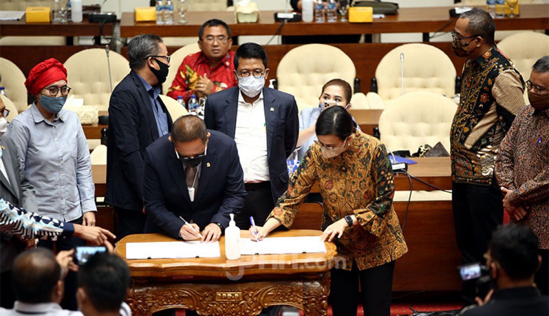 Menkeu Sri Mulyani dan Komisi XI DPR bersama-sama menandatangani hasil pembahasan RUU tentang Bea Meterai di Kompleks Parlemen Senayan, Jakarta, Kamis (3/9). - JPNN.com