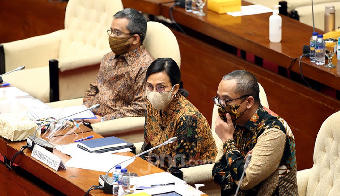 Menteri Keuangan (Menkeu) Sri Mulyani mengikuti rapat kerja Komisi XI DPR di Kompleks Parlemen Senayan, Kamis (3/9) dengan agenda pembasasan RUU Bea Meterai. - JPNN.com