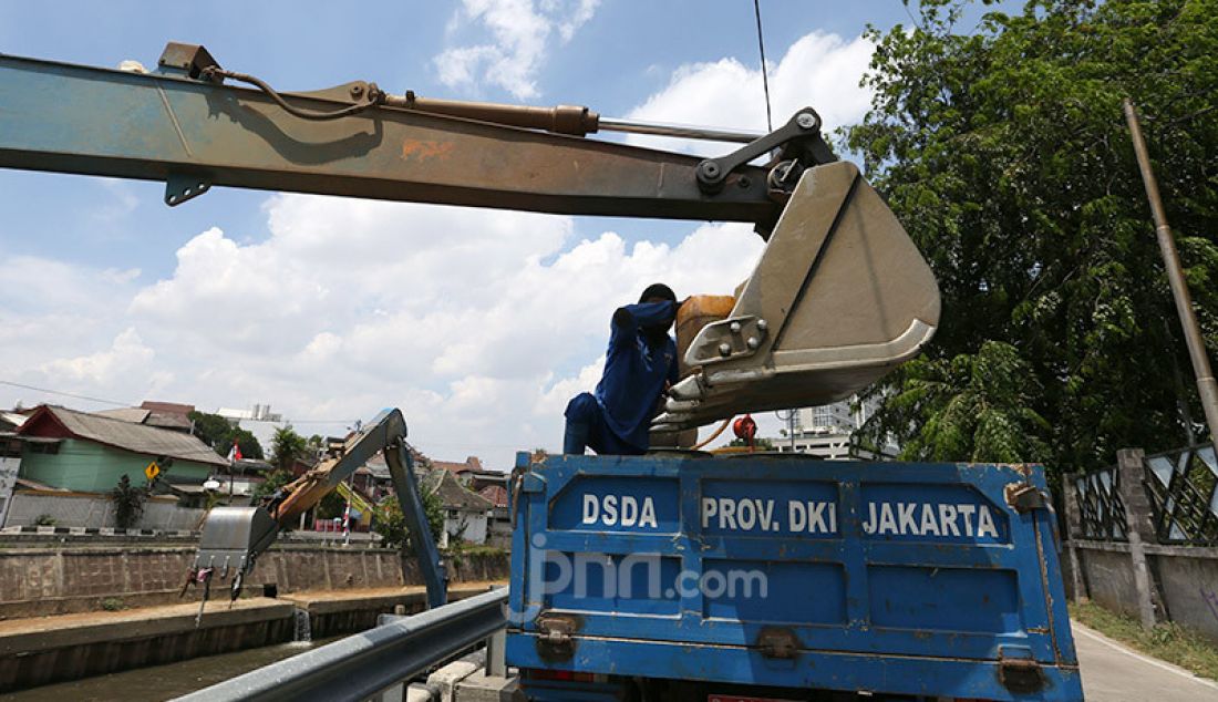 Alat berat melakukan pembersihan dan pendalaman di Sungai Cilwung, Jakarta, Jumat (4/9). Pemerintah Provinsi DKI Jakarta melalui program Gerebek Lumpur yang dikerjakan secara bertahap mulai tahun ini hingga 2021, menargetkan pengangkatan lumpur di semua sungai di Jakarta supaya lebih banyak lagi debit air yang tertampung. - JPNN.com