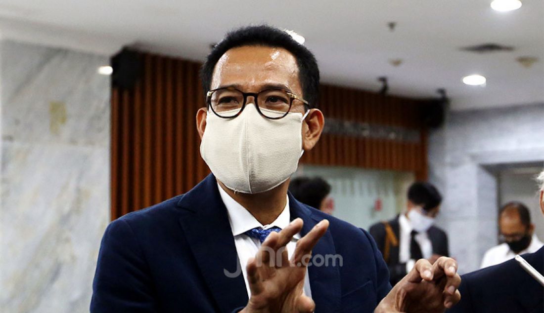 Pakar hukum tata negara Refly Harun memberikan keterangan pers di Mahkamah Konstitusi (MK), Jumat (4/9) usai mengajukan judicial review tentang ambang batas (threshold) dalam UU Pemilu Presiden. - JPNN.com