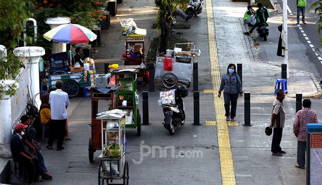 Pedagang berjualan di trotoar kawasan Jalan Kramat Raya, Jakarta, Jumat (4/9). Pemprov DKI Jakarta berencana memfasilitasi para pelaku usaha mikro, kecil, dan menengah (UMKM) berjualan di trotoar sejumlah jalan di Ibu Kota. - JPNN.com
