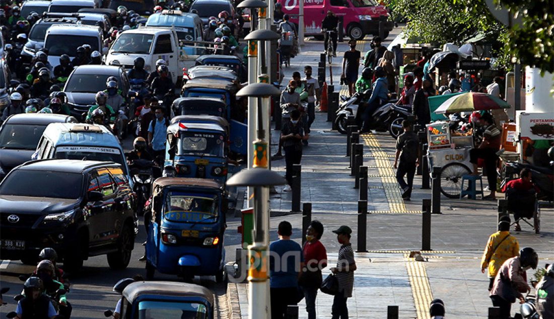 Pedagang berjualan di trotoar kawasan Jalan Kramat Raya, Jakarta, Jumat (4/9). Pemprov DKI Jakarta berencana memfasilitasi para pelaku usaha mikro, kecil, dan menengah (UMKM) berjualan di trotoar sejumlah jalan di Ibu Kota. - JPNN.com