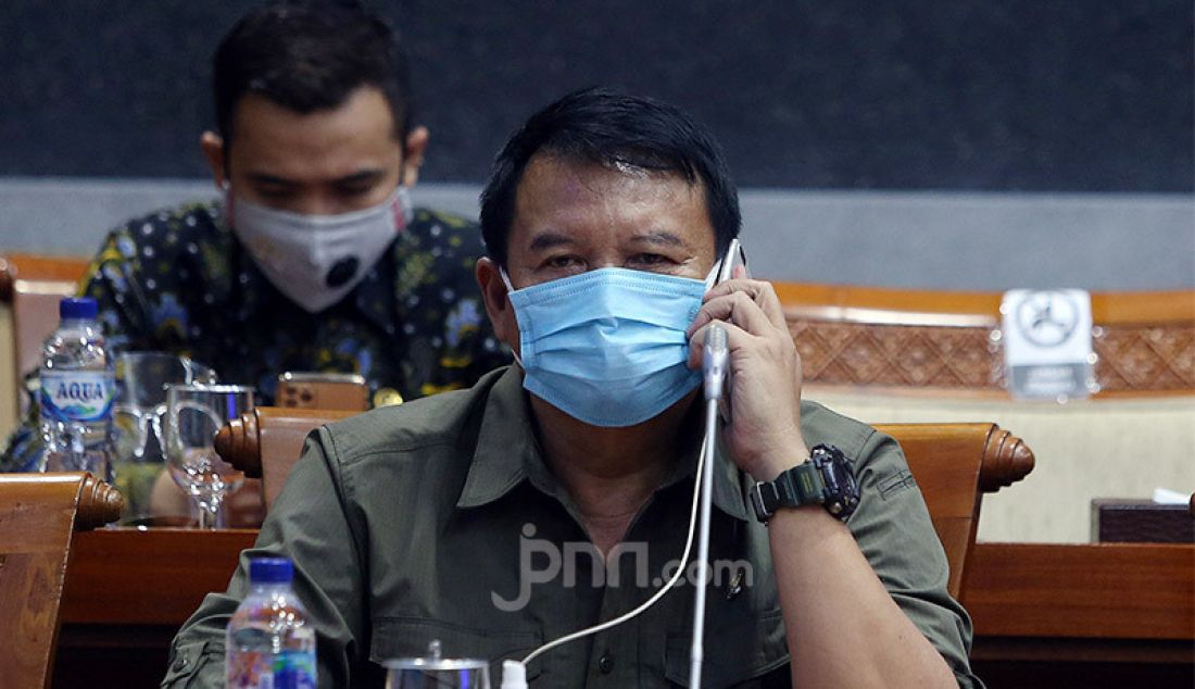 Anggota Komisi I DPR RI TB Hasanuddin mengikuti rapat kerja dengan Menkominfo Johnny G Plate, Jakarta, Senin (7/9). Rapat ini membahas RKA - KL Kementerian Komunikasi dan Informatika Rl Tahun Anggaran 2021. - JPNN.com