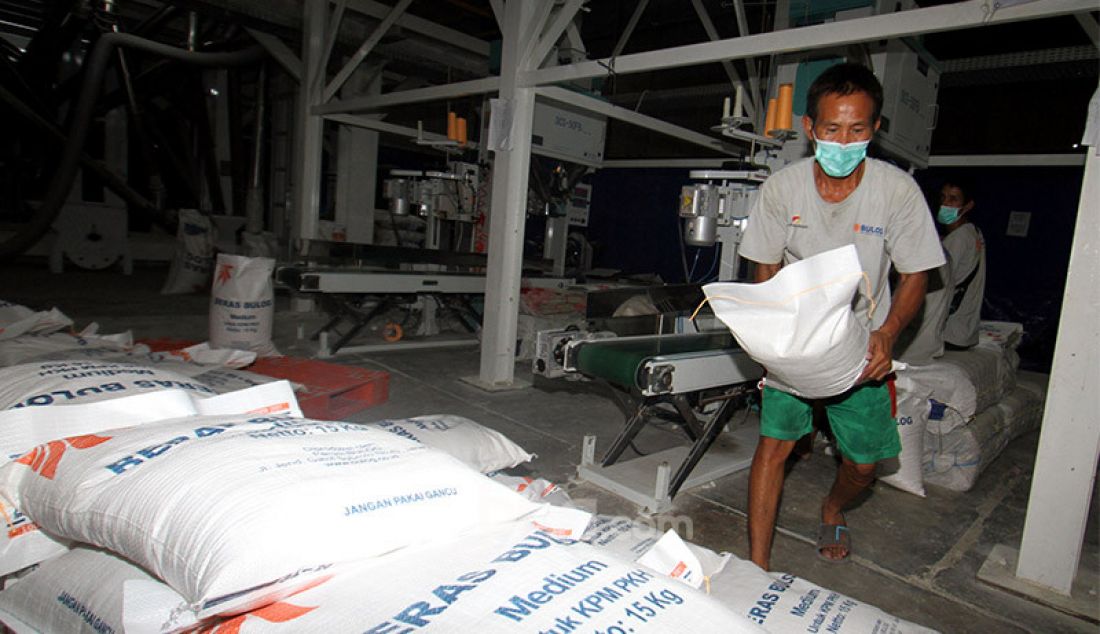 Pekerja melakukan pengemasan beras di gudang Badan Urusan Logistik (Bulog), Jakarta, Senin (7/9). Hingga awal September 2020, pengadaan beras dan gabah Perum Bulog telah mencapai 931.577 ton. Jumlah serapan beras ini mencapai sekitar 66,5% dari target pengadaan Bulog 2020 sebesar 1,4 juta ton. - JPNN.com
