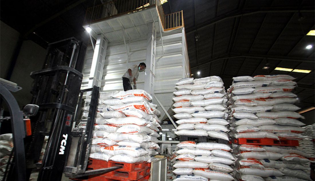 Pekerja menyusun karung-karung beras di gudang Badan Urusan Logistik (Bulog), Jakarta, Senin (7/9). Hingga awal September 2020, pengadaan beras dan gabah Perum Bulog telah mencapai 931.577 ton. Jumlah serapan beras ini mencapai sekitar 66,5% dari target pengadaan Bulog 2020 sebesar 1,4 juta ton. - JPNN.com