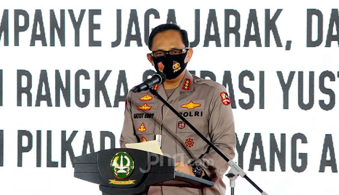 Wakapolri Komjen Pol Gatot Eddy memberikan sambutan pada acara Pembagian Masker Serentak, Kampanye Jaga Jarak dan Hindari Kerumunan Dalam Rangka Operasi Yustisi Penggunaan Masker dan Pilkada 2020 Yang Aman, Damai dan Sehat di Halaman Polda Metro Jaya, Jakarta, Kamis (10/9). Pemerintah akan membagikan 34.355.900 masker kepada masyarakat secara serentak di seluruh Indonesia. - JPNN.com