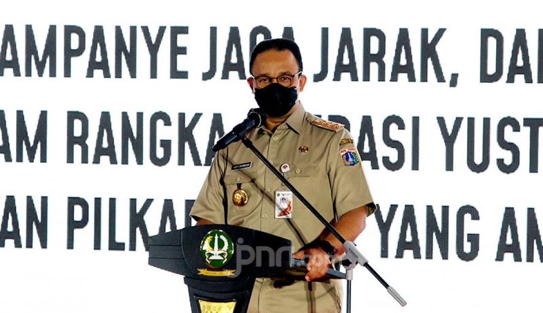 Gubernur DKI Jakarta Anies Baswedan memberikan sambutan pada acara Pembagian Masker Serentak, Kampanye Jaga Jarak dan Hindari Kerumunan Dalam Rangka Operasi Yustisi Penggunaan Masker dan Pilkada 2020 Yang Aman, Damai dan Sehat di Halaman Polda Metro Jaya, Jakarta, Kamis (10/9). Pemerintah akan membagikan 34.355.900 masker kepada masyarakat secara serentak di seluruh Indonesia. - JPNN.com