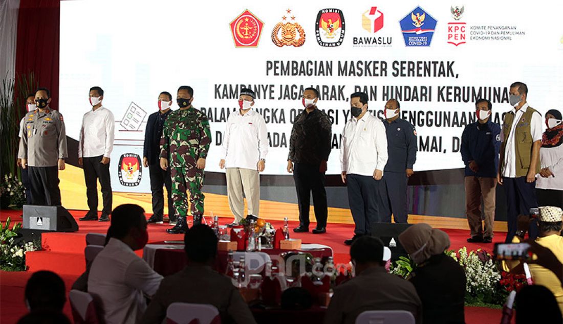 Kanan: Ketua Satgas Penanganan COVID-19 Doni Monardo, Ketua Pelaksana Komite Penanganan Covid-19 dan Pemulihan Ekonomi Nasional (PEN) Erick Thohir, Wakil KSAD Mayjen TNI Moch Fachruddin dan Wakapolri Komjen Pol Gatot Eddy berfoto pada acara Pembagian Masker Serentak, Kampanye Jaga Jarak dan Hindari Kerumunan Dalam Rangka Operasi Yustisi Penggunaan Masker dan Pilkada 2020 Yang Aman, Damai dan Sehat di Halaman Polda Metro Jaya, Jakarta, Kamis (10/9). Pemerintah akan membagikan 34.355.900 masker. - JPNN.com