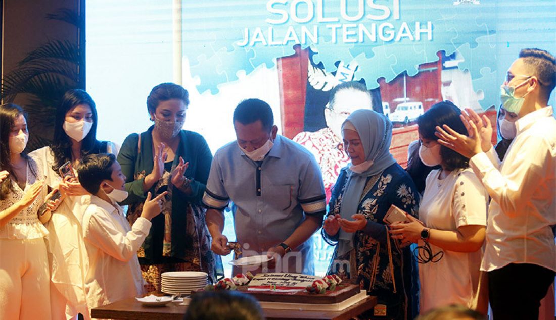  Ketua MPR Bambang Soesatyo (Bamsoet) memotong kue pada perayaan ulang tahunnya yang ke-58 di Jakarta, Kamis (10/9) yang dibarengi dengan peluncuran dua buku berjudul ‘Solusi Jalan Tengah’ dan ‘Jurus Empat Pilar’ hasil karyanya. - JPNN.com