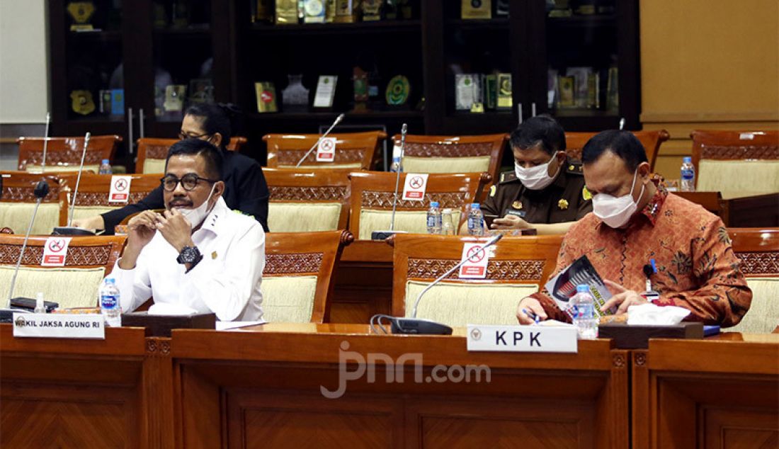 Wakil Jaksa Agung Setia Untung Arimuladi (kiri) dan Ketua KPK Firli Bahuri mengikuti rapat kerja dengan Komisi III DPR, Jakarta, Senin (14/9). Rapat ini membahas RKA K/L TA 2021. - JPNN.com