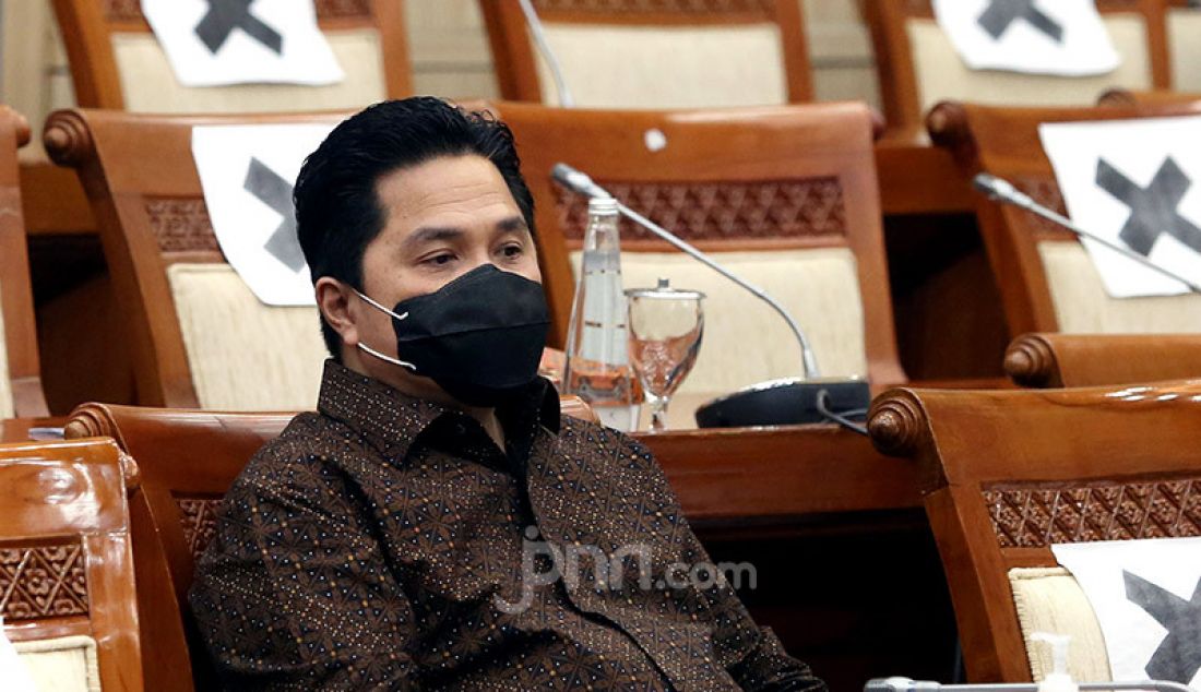 Menteri BUMN Erick Thohir mengikuti rapat kerja dengan Komisi VI DPR di Kompleks Parlemen Senayan, Jakarta, Senin (14/9). Agenda rapat kerja Komisi VI DPR tersebut ialah membahas penyertaan modal negara tahun 2021, target dividen BUMN Tahun Buku 2020, pembayaran utang pemerintah kepada BUMN, serta roadmap dan restrukturisasi BUMN. - JPNN.com