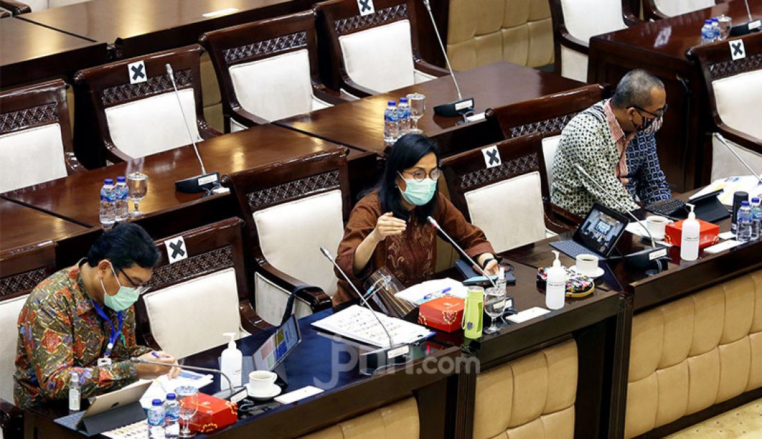Menteri Keuangan Sri Mulyani Indrawati mengikuti rapat kerja dengan Komisi XI DPR di Kompleks Parlemen Senayan, Jakarta, Selasa (15/9). Agenda rapat itu ialah pengambilan keputusan Rencana Kerja dan Anggaran Kementerian Keuangan dalam RAPBN 2021 sebesar Rp 43,3 triliun. - JPNN.com