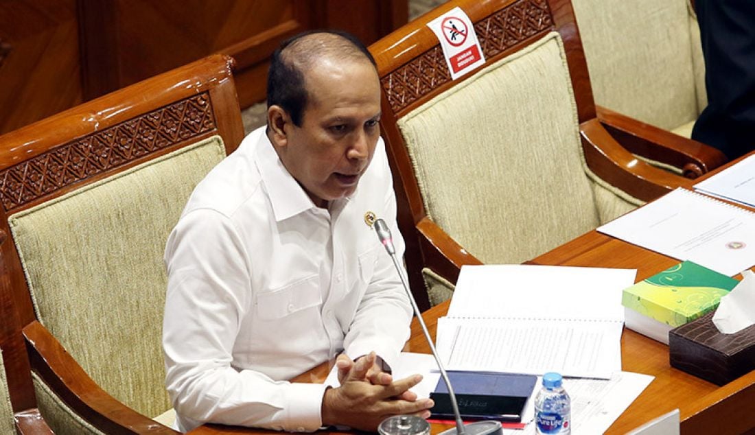 Kepala BNPT Komjen Boy Rafli Amar menyampaikan paparan saat rapat dengar pendapat Komisi III DPR di Kompleks Parlemen Senayan, Jakarta, Selasa (15/9). Agenda rapat tersebut membahas anggaran BNPT untuk 2021. - JPNN.com