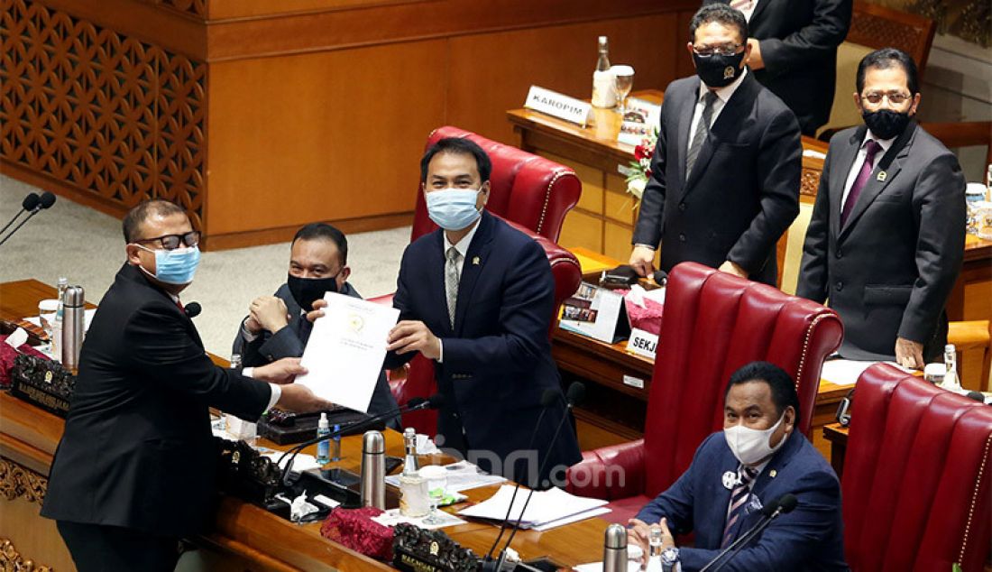 Wakil Ketua Banggar DPR Cucun Ahmad Syamsurijal menyerahkan pendapat tentang pertanggungjawaban pemerintah atas pelaksanaan APBN 2019 kepada Wakil Ketua DPR Azis dalam rapat paripurna di Kompleks Parlemen Senayan, Jakarta, Selasa (15/9). Dalam paripurna itu DPR menyetujui RUU Pertanggungjawaban Pelaksanaan Anggaran Pendapatan dan Belanja Negara (RUU P2 APBN) 2019 menjadi UU. - JPNN.com