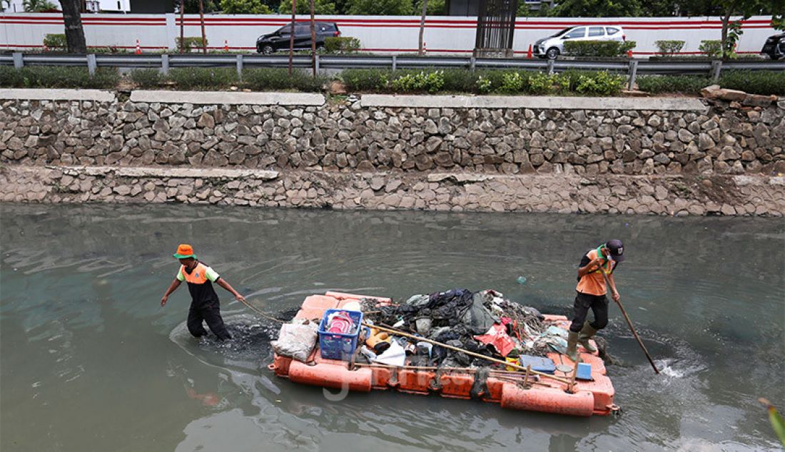 Petugas Unit Pelaksana Kebersihan (UPK) Badan Air Pemprov DKI Jakarta membersihkan Kali Cideng di kawasan Kuningan, Jakarta, Kamis (17/9). Pembersihan itu untuk mencegah penumpukan ceceran sisa sampah yang bisa mengakibatkan banjir. - JPNN.com