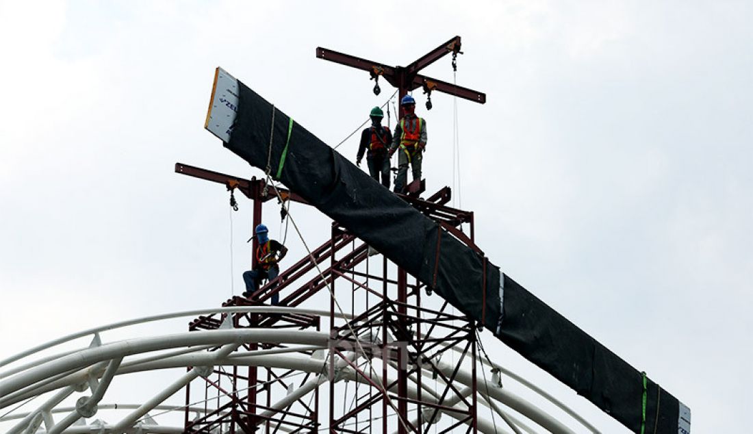 Pekerja menyelesaikan pembangunan proyek MRT Kuningan, Jakarta, Kamis (17/9). Badan Pusat Statistik (BPS) menyebut upah nominal harian buruh bangunan mulai Agustus 2020 naik sebesar 0,08 persen, atau Rp 89.872 per hari dari sebelumnya Rp 89.800. - JPNN.com