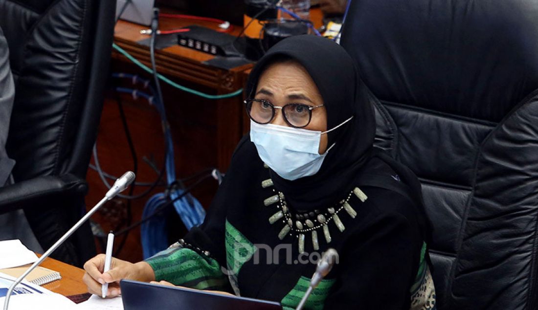 Wakil Ketua Komisi X DPR Hetifah Sjaifudian memimpin rapat kerja dengan Mendikbud Nadiem Makarim, Jakarta, Rabu (23/9). Rapat ini membahas penyesuaian RKA KL TA 2021 Sesuai Hasil Pembahasan Badan Anggaran. - JPNN.com