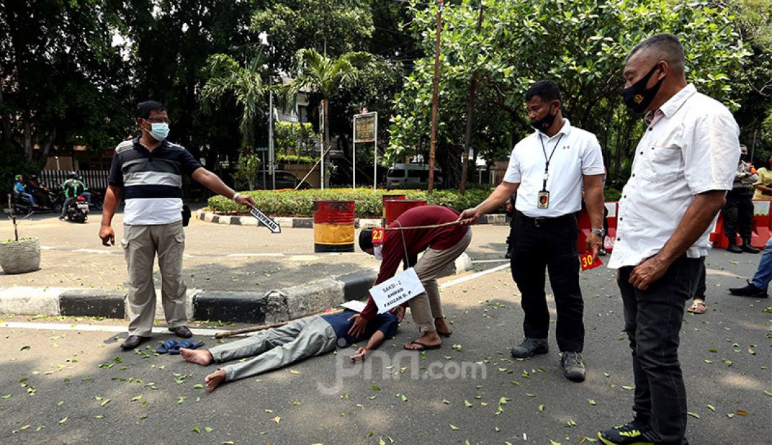 Petugas melakukan rekonstruksi kasus pembunuhan pada aksi tawuran di Jalan Wahid Hasyim Menteng Jakarta Pusat yang terjadi pada 23 Agustus 2020 lalu di Mapolsek Menteng, Jakarta, Kamis (24/9). - JPNN.com