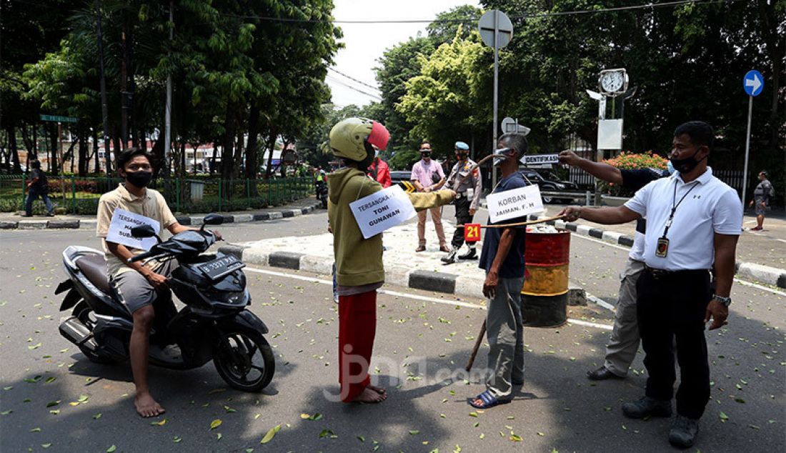 Petugas melakukan rekonstruksi kasus pembunuhan pada aksi tawuran di Jalan Wahid Hasyim Menteng Jakarta Pusat yang terjadi pada 23 Agustus 2020 lalu di Mapolsek Menteng, Jakarta, Kamis (24/9). - JPNN.com