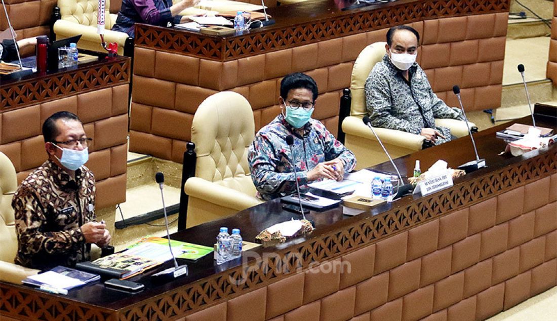 Mendes PDTT Abdul Halim Iskandar bersama Wamendes PDTT Budi Arie Setiadi mengikuti rapat kerja dengan Komisi V DPR, Jakarta (24/9). Raker ini membahas Rencana Kerja Anggara (RKA) Kementerian Desa, Pembangunan Daerah Tertinggal dan Transmigrasi sesuai hasil pembahasan Badan Anggaran (Banggar) DPR RI. - JPNN.com