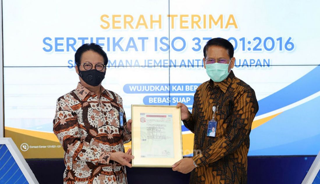 Direktur Utama KAI Didiek Hartantyo (kanan) menerima sertifikat ISO 37001:2016 untuk Unit Pengadaan Barang dan Jasa KAI, yang diserahkan oleh Direktur Utama PT Sucofindo, Bachder Djohan Buddin (kiri) di Gedung Jakarta Railway Center, Jakarta Pusat, Kamis (24/9). - JPNN.com