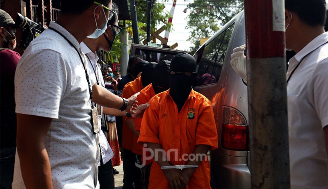 Para tersangka saat mengikuti rekonstruksi kasus klinik aborsi ilegal di Jalan Percetakan Negara III, Jakarta Pusat, Jumat, (25/9). Sebanyak 63 reka adegan dilakukan secara langsung oleh 10 tersangka sesuai perannya masing-masing, mulai tahap perencanaan, tindakan pengguguran janin, hingga penanganan pascaaborsi. - JPNN.com