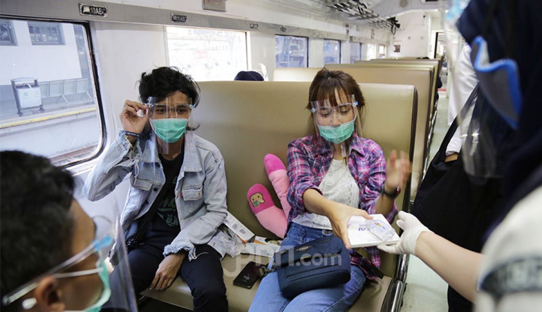 Penumpang kereta api di Stasiun Pasar Senen, Jakarta Pusat menerima masker dan hand sanitizer dari PT KAI, Senin (28/9). PT KAI membagi-bagikan masker dan hand sanitizer secara gratis kepada para penumpang kereta dalam rangka peringatan ulang tahunnya yang ke-75. - JPNN.com