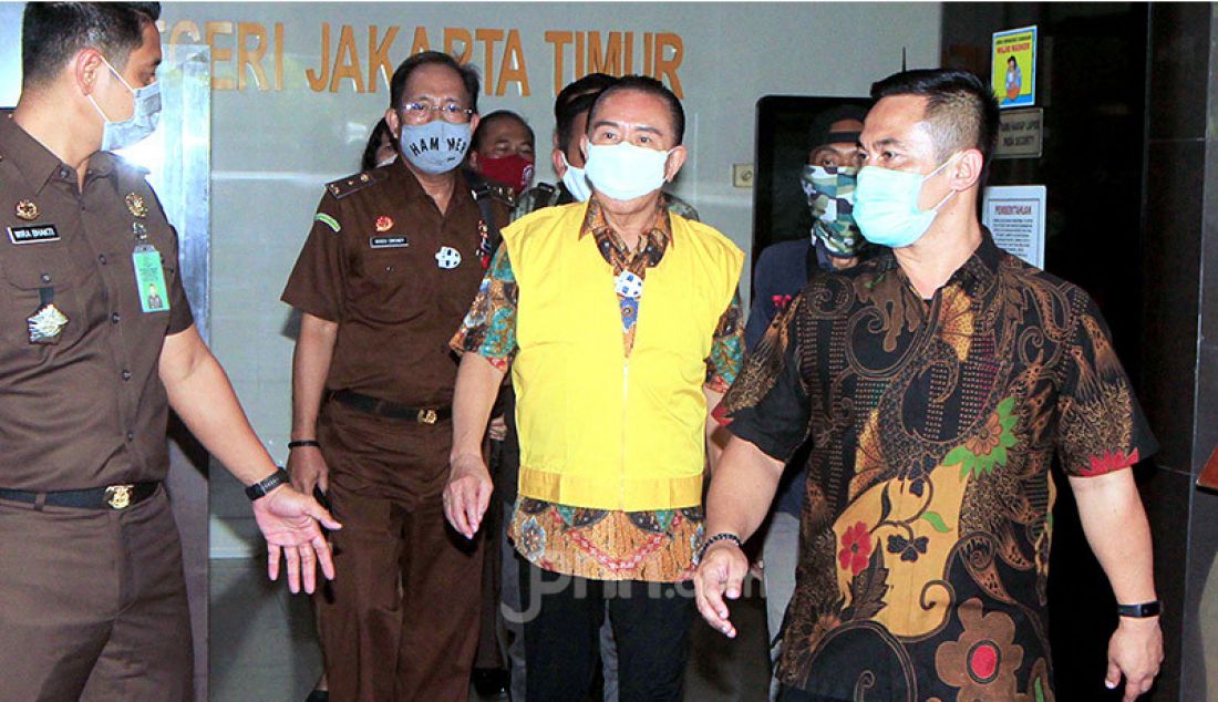  Pengusaha Djoko S Tjandra yang menjadi tersangka kasus dugaan pemalsuan surat jalan saat diserahkan dari penyidik Bareskrim Polri kepada Kejaksaan Negeri Jakarta Timur, Senin (28/9). - JPNN.com