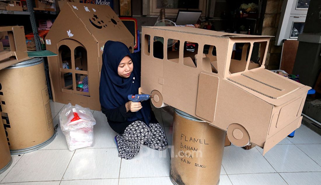 Seorang perajin menyelesaikan pembuatan mainan dari kardus di Rumah Mainan Kardus, Depok, Jawa Barat, Selasa (29/9). Mainan berbahan baku kardus tersebut dijual dengan harga Rp 50 ribu - Rp250 ribu tergantung model dan tingkat kesulitan dalam membuatnya. - JPNN.com