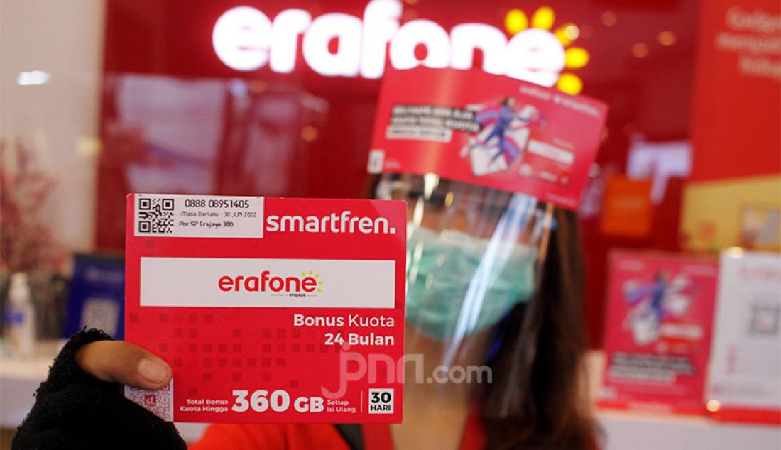 Model menunjukkan kartu perdana Smartfren Erafone yang baru saja diluncukan di Bintaro Xchange, Tangsel, Kamis (1/10). Setiap pembelian handphone tipe apa pun di Erafone akan mendapatkan kartu perdana Smartfren Erafone dan gratis kuota hingga 360 GB. - JPNN.com