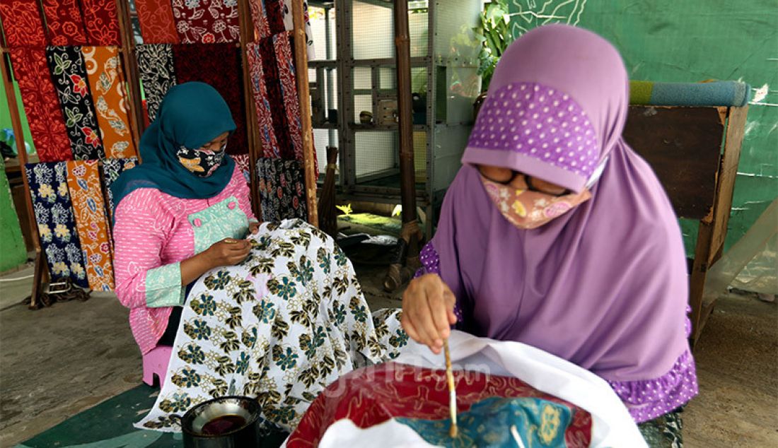 Perajin di Kampung Batik Cibuluh, Kecamatan Bogor Utara, Kota Bogor tengah membatik, Jumat (2/10). Mereka berupaya bertahan di tengah penurunan permintaan akibat pandemi Covid-19. - JPNN.com
