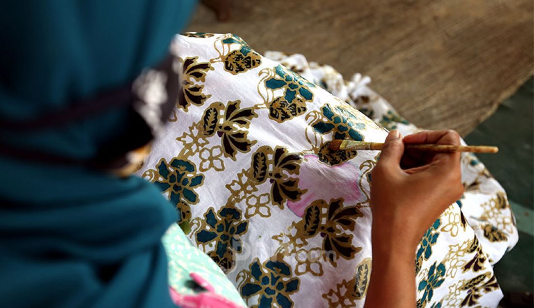 Perajin di Kampung Batik Cibuluh, Kecamatan Bogor Utara, Kota Bogor tengah membatik, Jumat (2/10). Mereka berupaya bertahan di tengah penurunan permintaan akibat pandemi Covid-19. - JPNN.com
