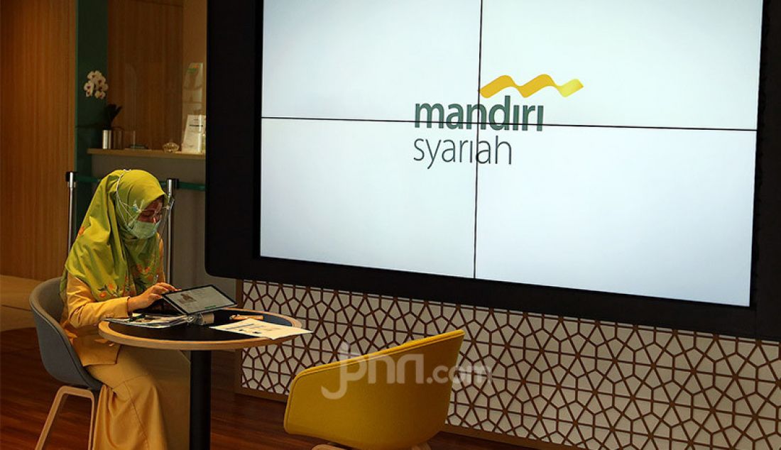 Pegawai Mandiri Syariah di Digital Branch Plaza Mandiri, Jakarta, Jumat (2/10). Bank Mandiri Syariah menyatakan kesiapannya menyalurkan dana dari pemerintah untuk para pelaku usaha dalam bentuk kredit modal kerja sebagai upaya membantu pemulihan ekonomi nasional akibat pandemi COVID-19. - JPNN.com